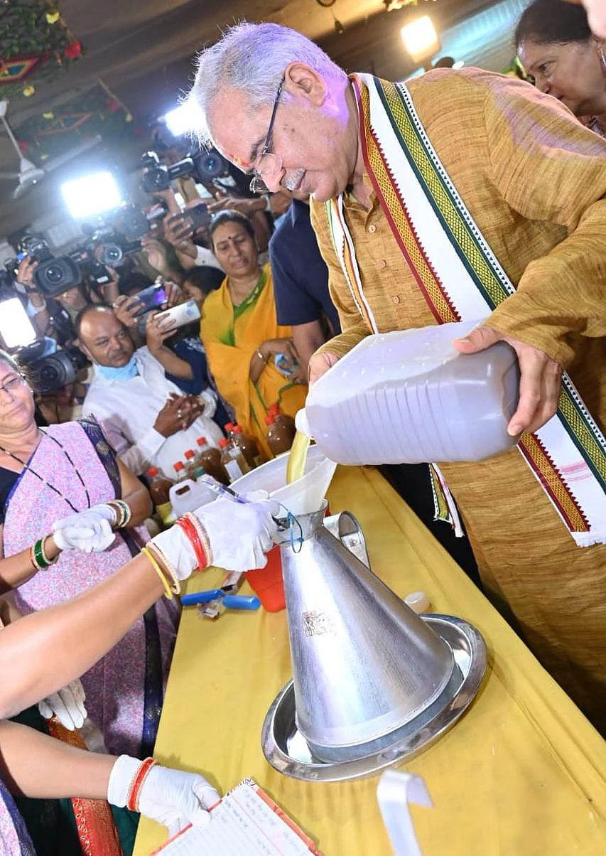 गौ-मूत्र खरीदी करने वाला देश का पहला राज्य बना छत्तीसगढ़, CM भूपेश बघेल बने पहले विक्रेता