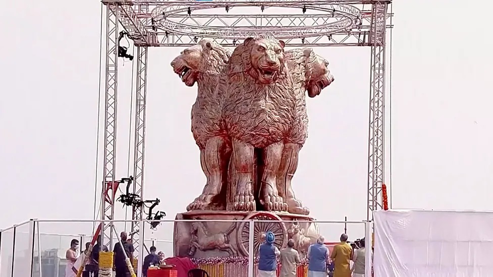 विष्णु नागर का व्यंग्य: संसद भवन के ऊपर चढ़ कर चारों दिशाओं में किस पर दहाड़ रहे ये खाते-पीते तगड़े शेर?