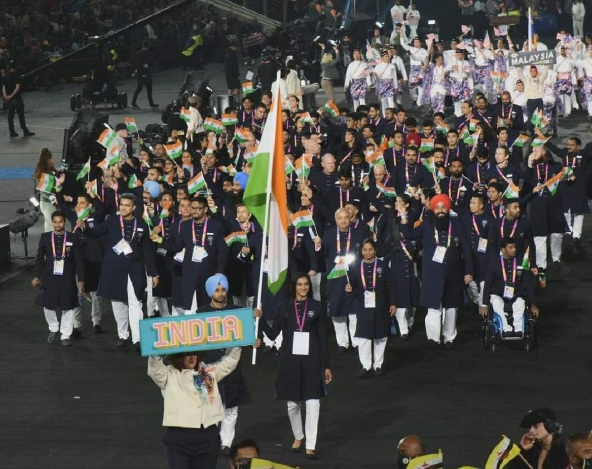 इंग्लैंड में CWG का शानदार आगाज, स्टेडियम में भारतीय दल का जोरदार स्वागत, सिंधु-मनप्रीत ने किया भारत का नेतृत्व