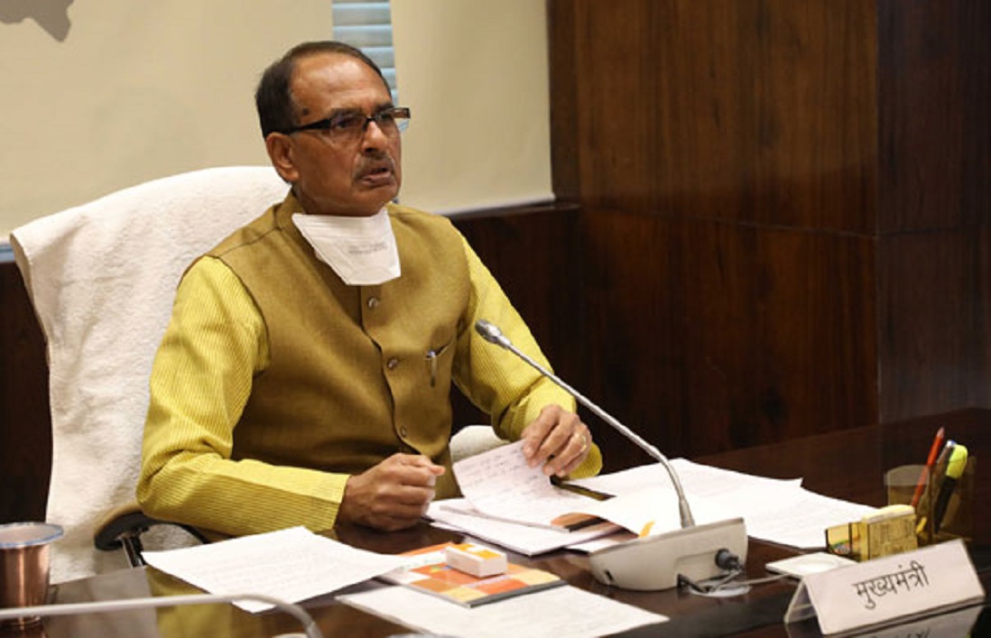 शिवराज को खजुराहो में ठंडी चाय परोसने पर अफसर को नोटिस, कांग्रेस ने सरकार के रवैये पर उठाया सवाल