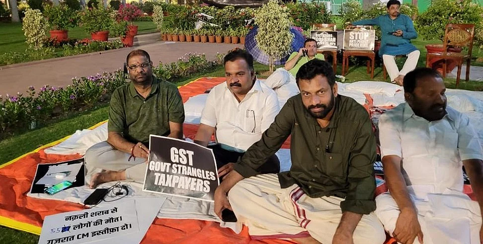 संसद में निलंबित सांसदों का 50 घंटे का धरना जारी, मच्छरदानी लगाकर सोए, खुले आसमान के नीचे दूसरे दिन गुजारी रात