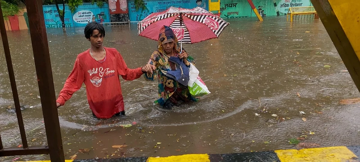 मुंबई में आफत की बारिश से लोग बेहाल, रेल और सड़क मार्ग प्रभावित, मौसम विभाग का 4 जिलों में रेड अलर्ट