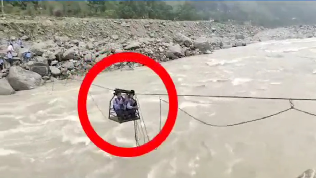 रस्सियों में झूलती जिंदगी! नीचे उफनती भागीरथी, ऊपर जर्जर ट्रॉली में मजबूर देवभूमि के लोग, आंखे मूंदे बैठा शासन-प्रशासन