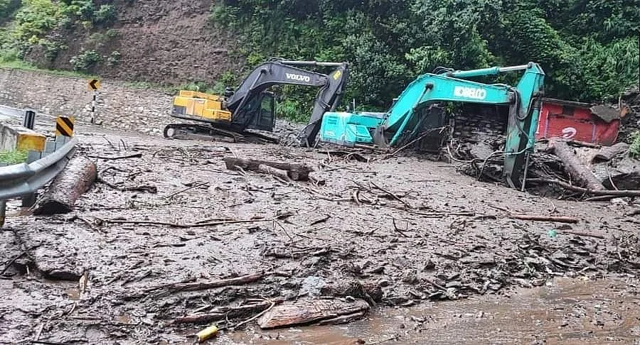 देश के कई हिस्सों में बारिश का कहर, गुजरात में हाहाकार, महाराष्ट्र में लोग बेहाल, थमी जिंदगी की रफ्तार
