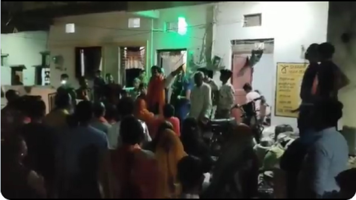 मध्य प्रदेश: घरों पर कांग्रेस के झंडे देख भड़के बीजेपी नेता, सुविधाएं बंद करने की दी खुली धमकी