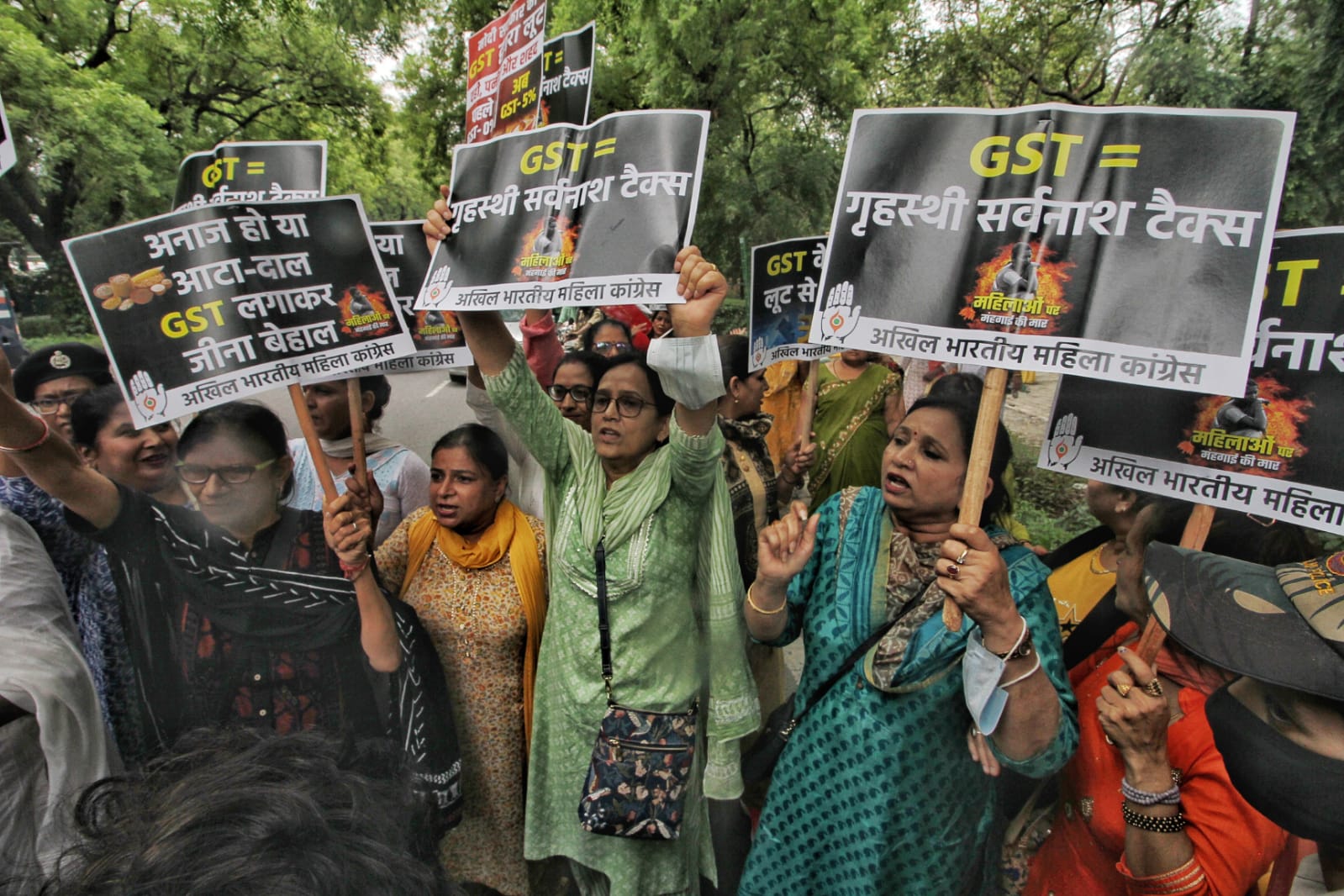 GST और मंहगाई के खिलाफ सड़क पर उतरी महिला कांग्रेस, वित्तमंत्री के आवास के सामने किया प्रदर्शन