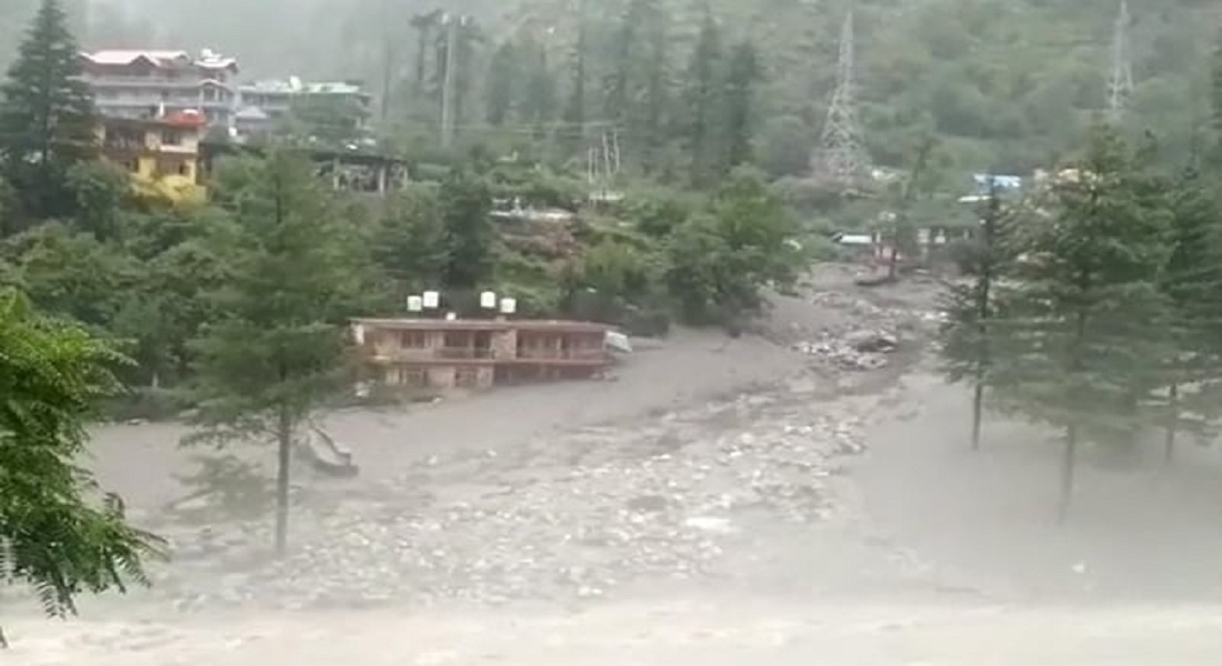 हिमाचल प्रदेश के कुल्लू के मणिकर्ण घाटी में बादल फटने से तबाही! 4 लोग लापता, दर्जनों घर और कैंपिंग स्थल क्षतिग्रस्त