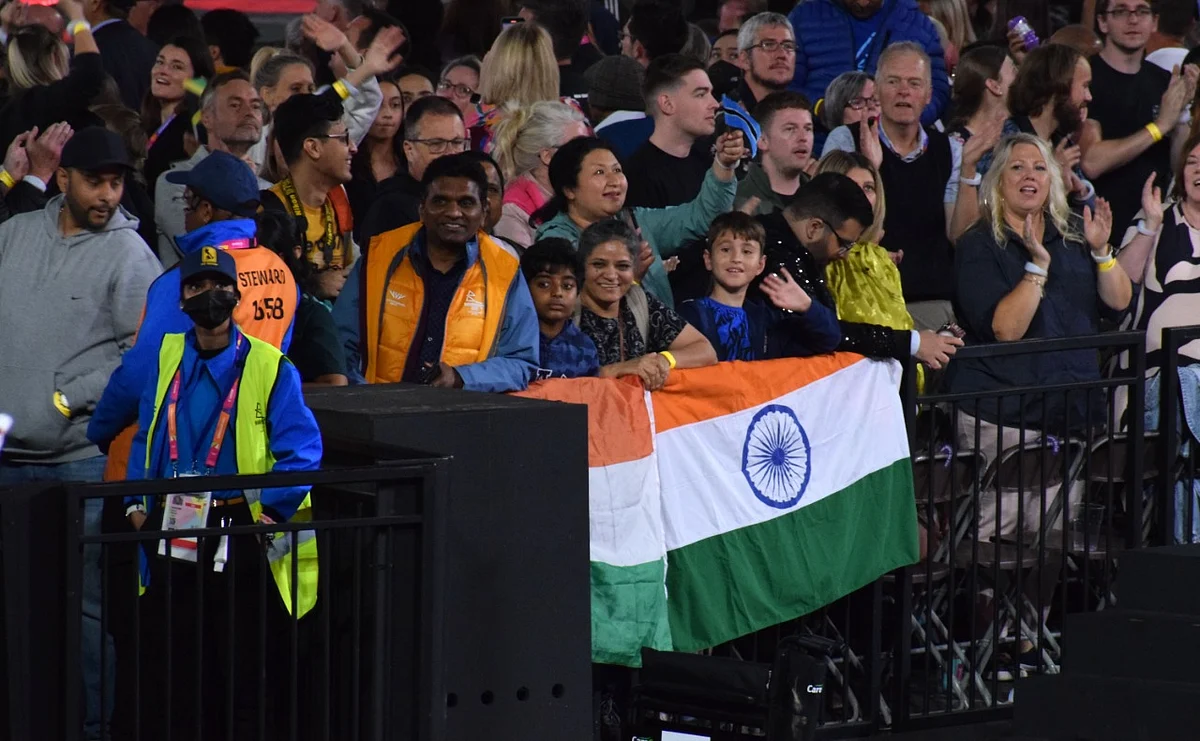 इंग्लैंड में CWG का शानदार आगाज, स्टेडियम में भारतीय दल का जोरदार स्वागत, सिंधु-मनप्रीत ने किया भारत का नेतृत्व