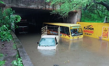 देश के कई हिस्सों में बारिश का कहर, गुजरात में हाहाकार, महाराष्ट्र में लोग बेहाल, थमी जिंदगी की रफ्तार