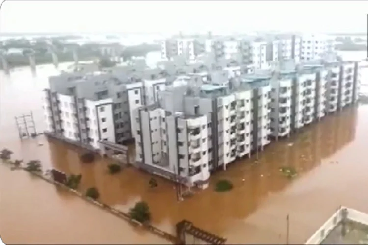 देश के कई हिस्सों में बारिश का कहर, गुजरात में हाहाकार, महाराष्ट्र में लोग बेहाल, थमी जिंदगी की रफ्तार