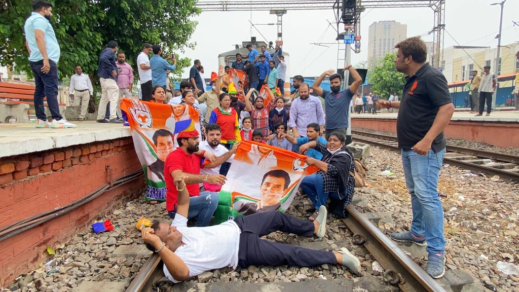 सोनिया गांधी से ED की पूछताछ के खिलाफ यूथ कांग्रेस ने दिल्ली में रोकी ट्रेन, पटरी पर धरने पर बैठै