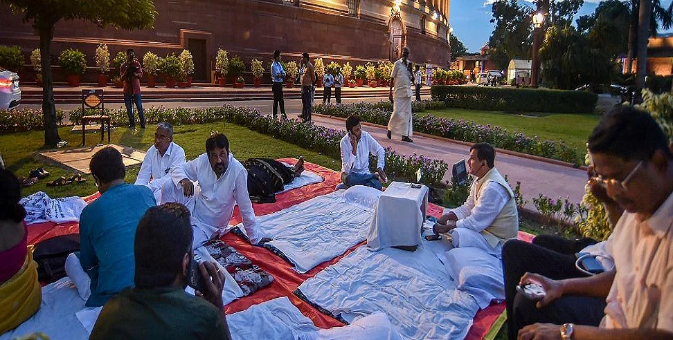 संसद में निलंबित सांसदों का 50 घंटे का धरना जारी, मच्छरदानी लगाकर सोए, खुले आसमान के नीचे दूसरे दिन गुजारी रात
