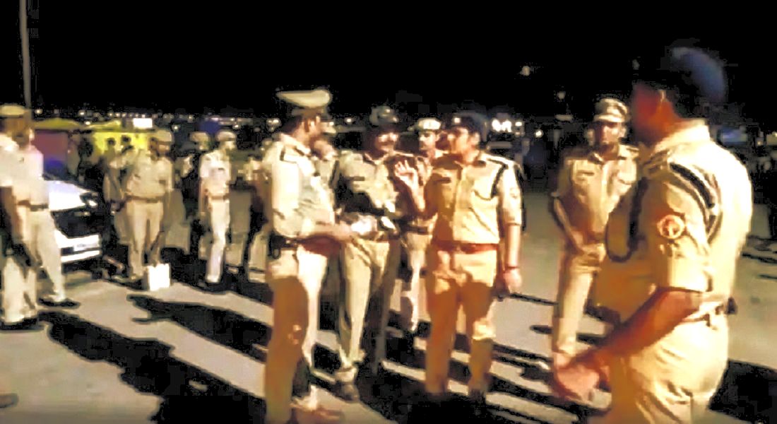 उत्तर प्रदेश: प्रयागराज के संगम में हनुमान मंदिर के पास जन्मदिन मना रहे लड़कों पर फेंका गया बम, जांच में जुटी पुलिस