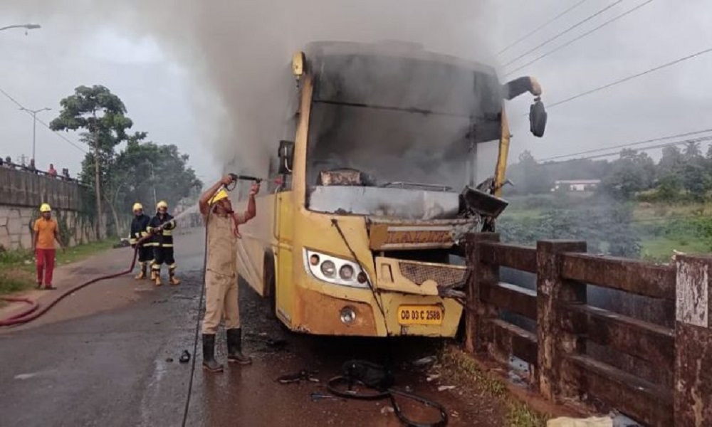 भुवनेश्वर में आग के गोले में तब्दील हुई चलती बस! पुलिया से टकराने के बाद हुआ हादसा, वीडियो देख कांप गई लोगों की रूह!