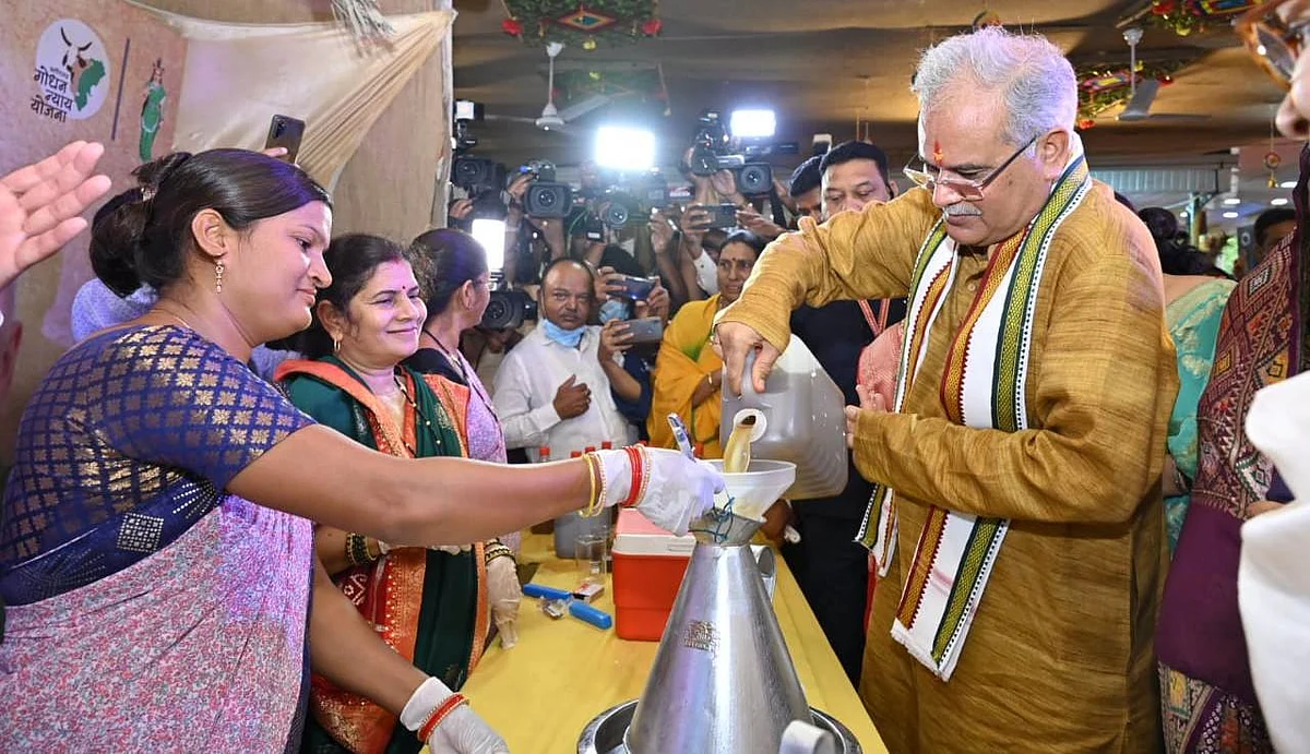 गौ-मूत्र खरीदी करने वाला देश का पहला राज्य बना छत्तीसगढ़, CM भूपेश बघेल बने पहले विक्रेता