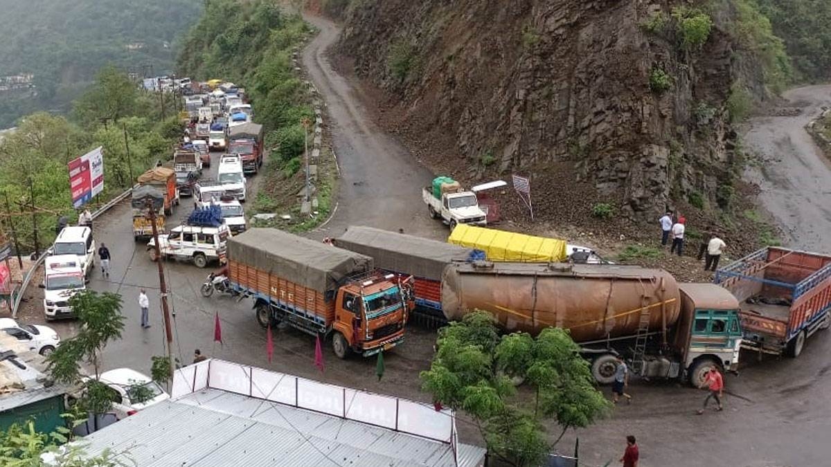 उत्तराखंड में भारी बारिश से 3 दर्जन से ज्यादा रास्ते हुए बंद, मौसम विभाग का अलर्ट, घर में रहने की दी सलाह