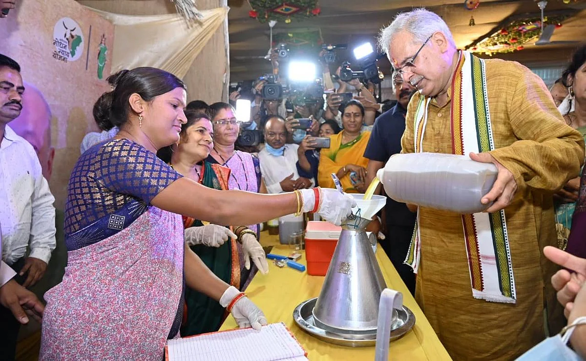 गौ-मूत्र खरीदी करने वाला देश का पहला राज्य बना छत्तीसगढ़, CM भूपेश बघेल बने पहले विक्रेता