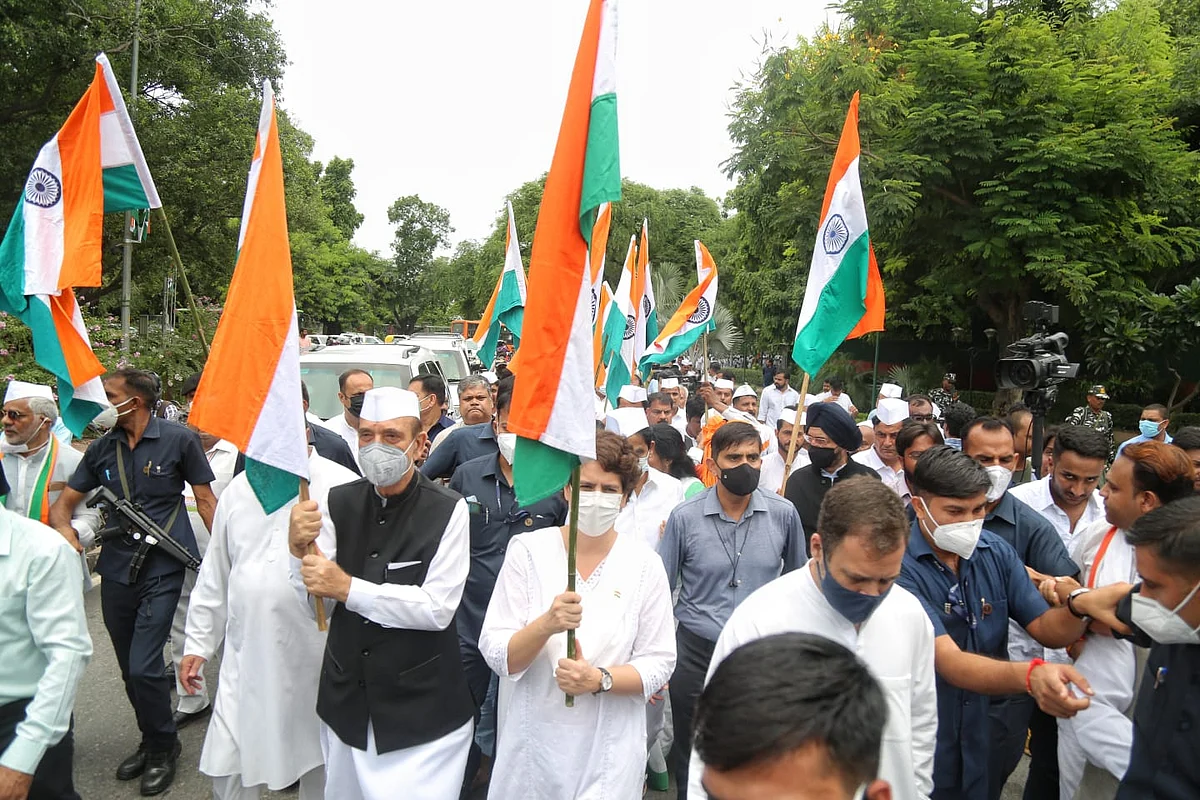 राहुल गांधी के नेतृत्व में कांग्रेस ने निकाली आजादी गौरव यात्रा, बापू को किया नमन, लिया आजादी बचाने का संकल्प