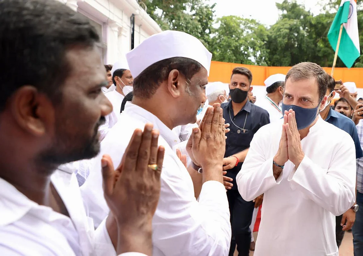कांग्रेस मुख्यालय में मना आजादी का भव्य जश्न, ध्वजारोहण के बाद राहुल गांधी के नेतृत्व में निकला आजादी गौरव मार्च