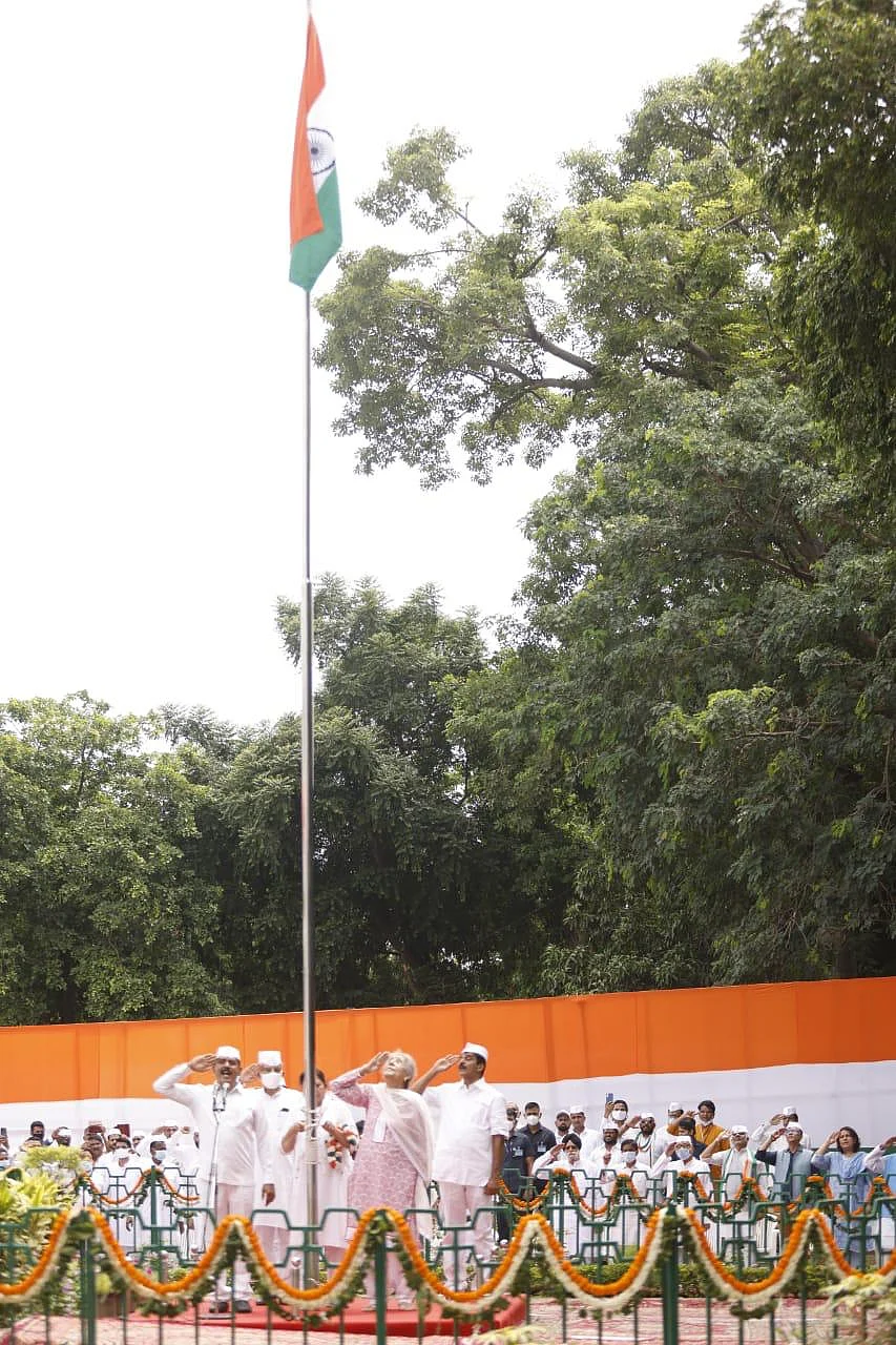 कांग्रेस मुख्यालय में मना आजादी का भव्य जश्न, ध्वजारोहण के बाद राहुल गांधी के नेतृत्व में निकला आजादी गौरव मार्च