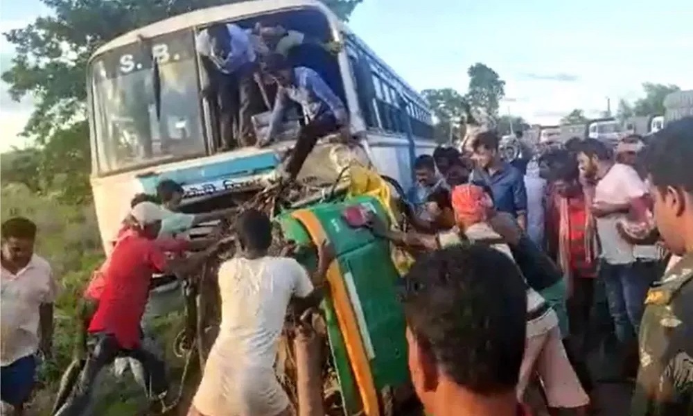 पश्चिम बंगाल में दर्दनाक सड़क हादसा: बीरभूम में बस और ऑटो में जोरदार टक्कर, 9 लोगों की मौत