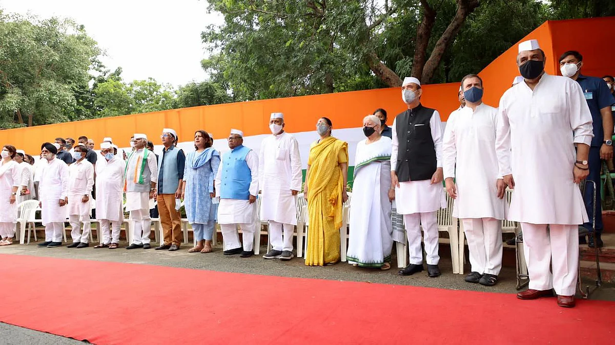 कांग्रेस मुख्यालय में मना आजादी का भव्य जश्न, ध्वजारोहण के बाद राहुल गांधी के नेतृत्व में निकला आजादी गौरव मार्च