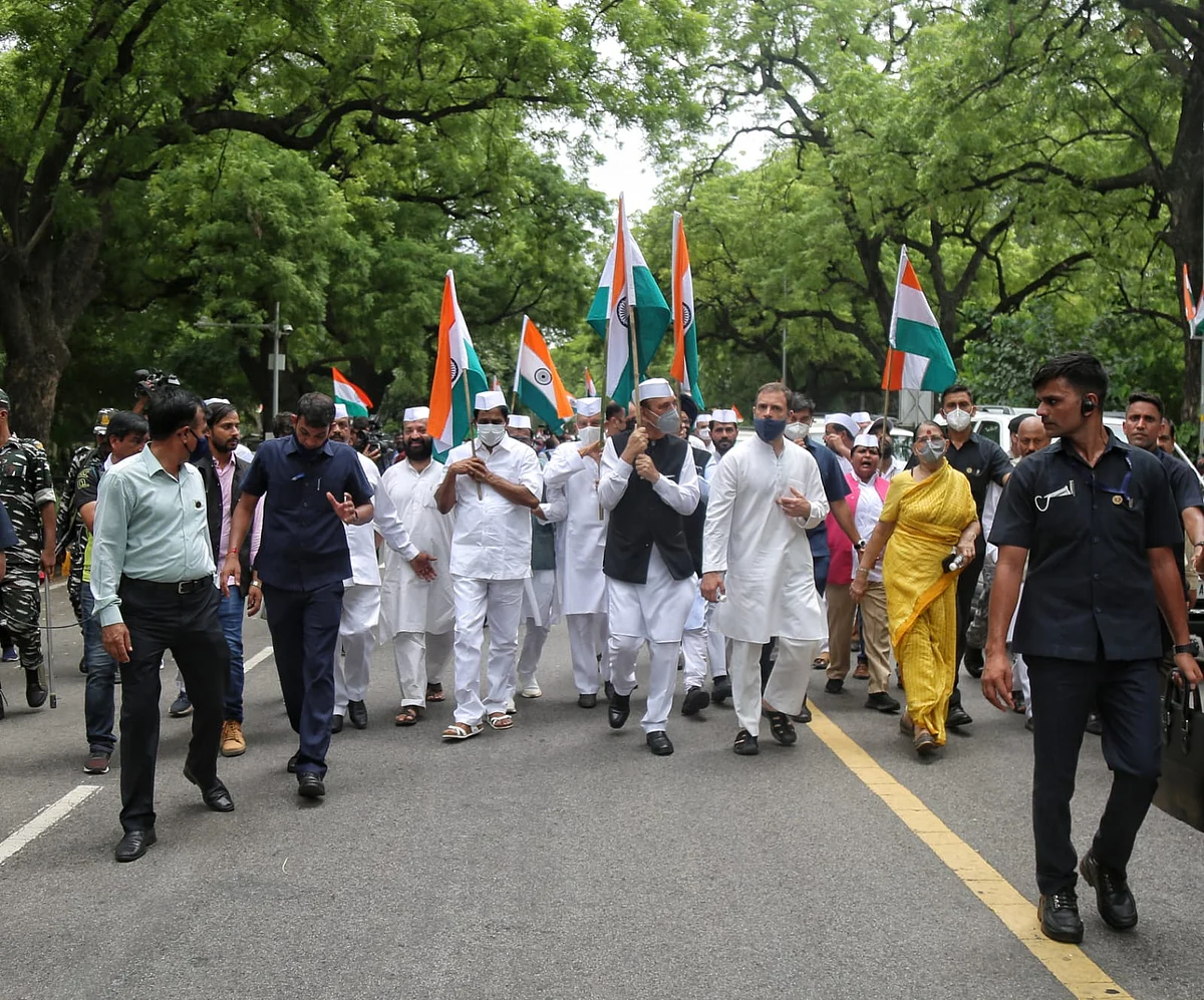 राहुल गांधी के नेतृत्व में कांग्रेस ने निकाली आजादी गौरव यात्रा, बापू को किया नमन, लिया आजादी बचाने का संकल्प