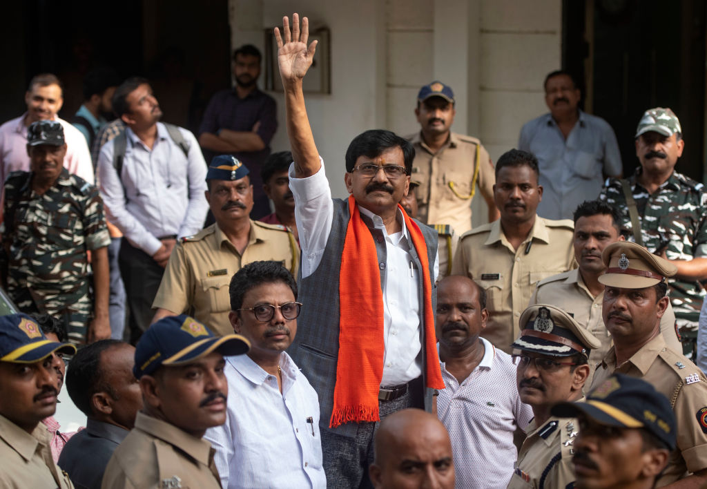 पूछताछ के बाद देर रात संजय राउत को ED ने किया गिरफ्तार, शिवसेना नेता बोले- नहीं झुकेंगे, हम लड़ते रहेंगे