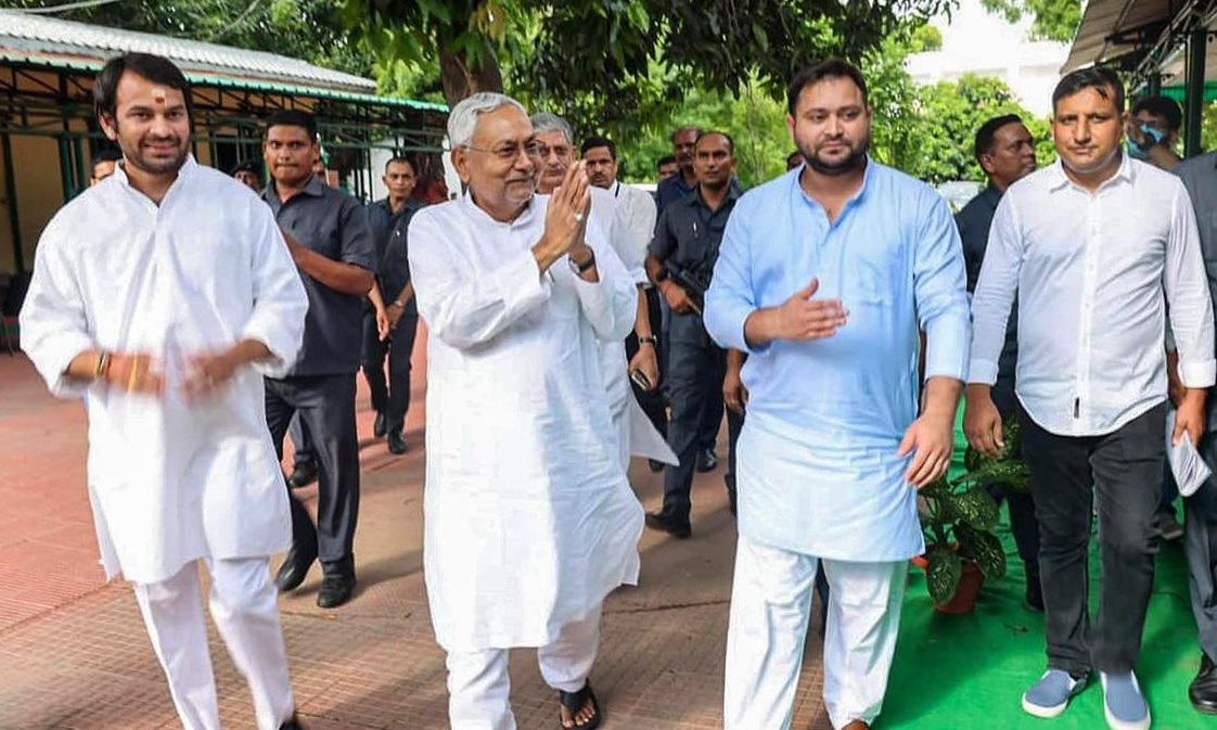 बिहारः महागठबंधन सरकार में नीतीश ने रखा गृह मंत्रालय, जानें तेज-तेजस्वी को क्या मिला