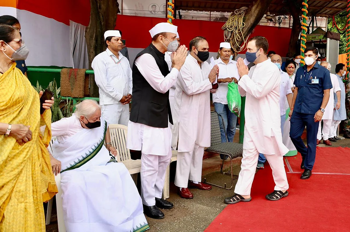 कांग्रेस मुख्यालय में मना आजादी का भव्य जश्न, ध्वजारोहण के बाद राहुल गांधी के नेतृत्व में निकला आजादी गौरव मार्च