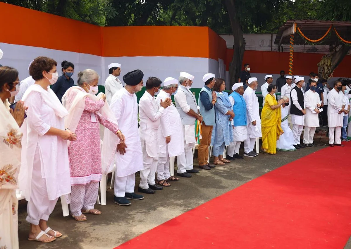 कांग्रेस मुख्यालय में मना आजादी का भव्य जश्न, ध्वजारोहण के बाद राहुल गांधी के नेतृत्व में निकला आजादी गौरव मार्च