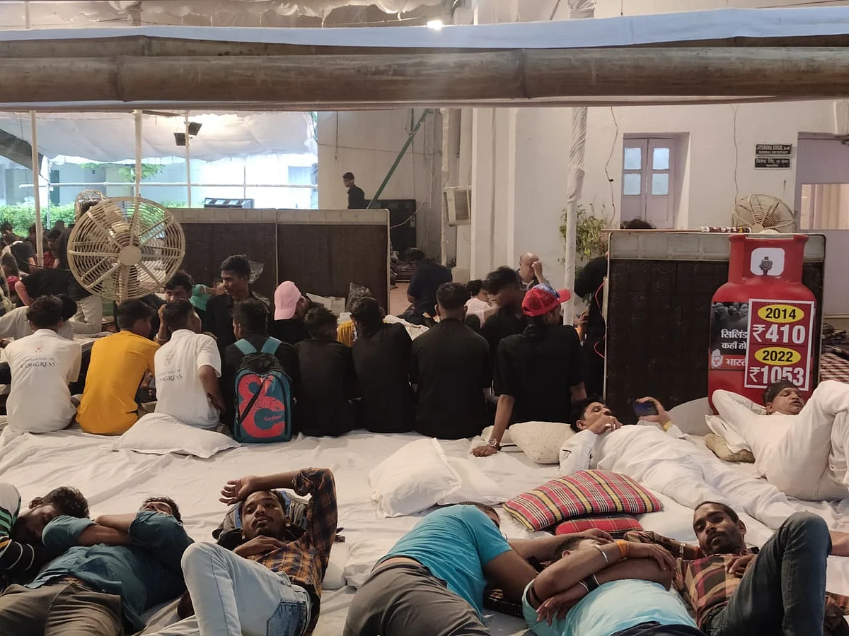 बारिश में डटे कांग्रेस कार्यकर्ताओं ने तानाशाही से लड़ने की खाई कसम, नाटक, गीतों, नारों ने प्रदर्शन में भरा रंग