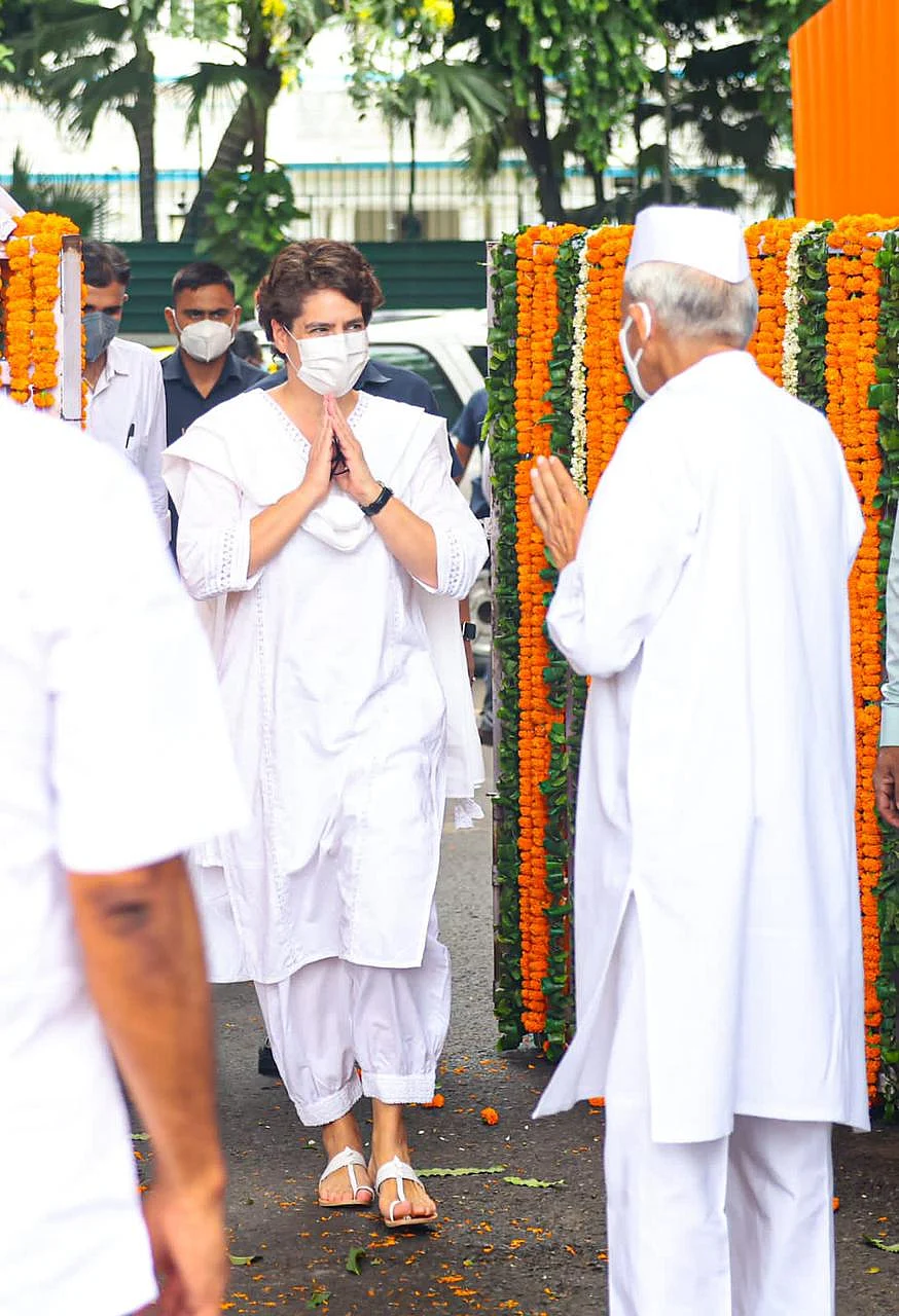 कांग्रेस मुख्यालय में मना आजादी का भव्य जश्न, ध्वजारोहण के बाद राहुल गांधी के नेतृत्व में निकला आजादी गौरव मार्च