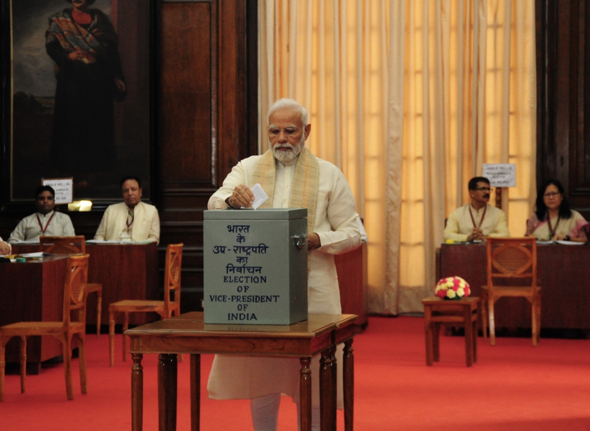 उपराष्ट्रपति चुनाव के लिए वोटिंग जारी, प्रधानमंत्री नरेंद्र मोदी ने डाला वोट