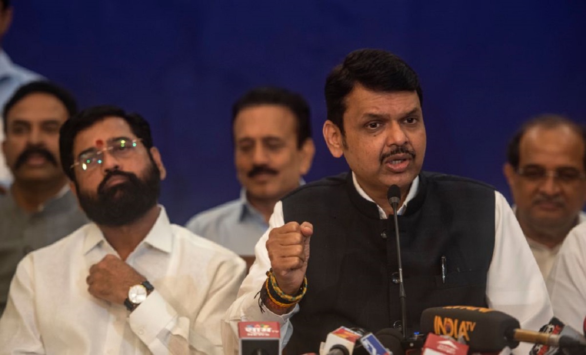 महाराष्ट्र: विभागों के बंटवारे के बाद फडणवीस बन गए हैं 'सुपर सीएम' और शिंदे खेमा रह गया है हाथ मलते