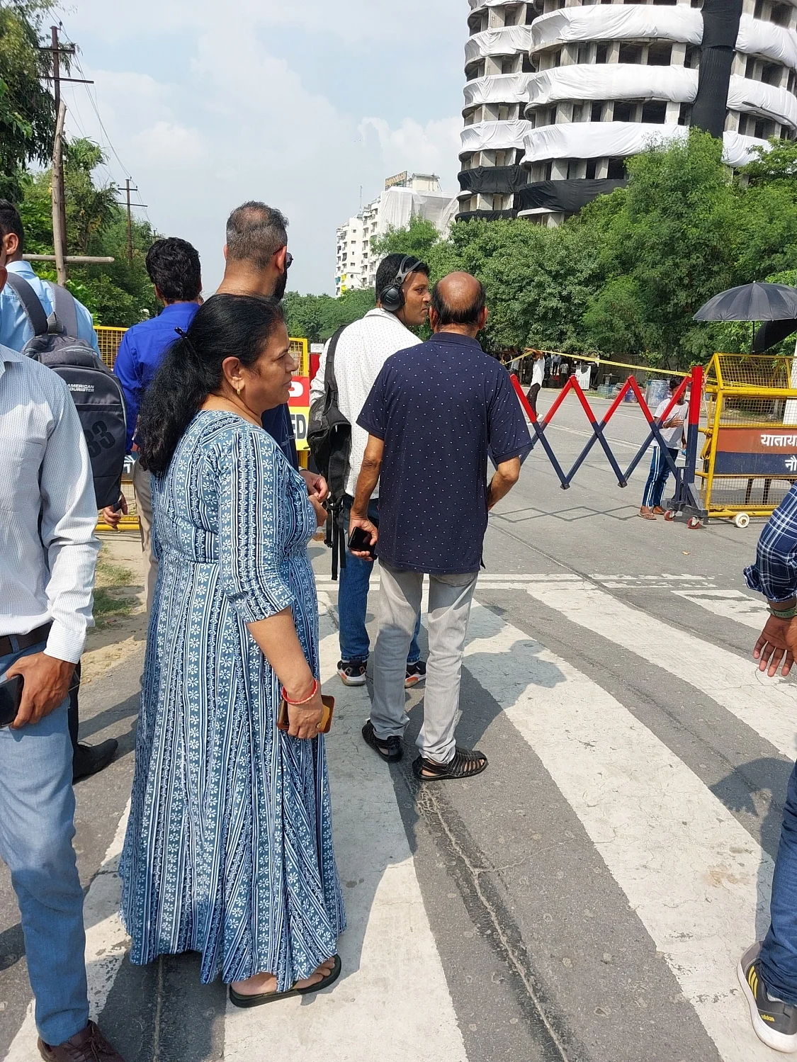 UP: ट्विन टावर बना सेल्फी प्वाइंट, दूर दूर से लोग टावर को देखने आ रहे