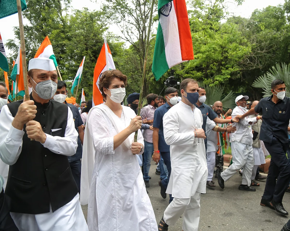 राहुल गांधी के नेतृत्व में कांग्रेस ने निकाली आजादी गौरव यात्रा, बापू को किया नमन, लिया आजादी बचाने का संकल्प