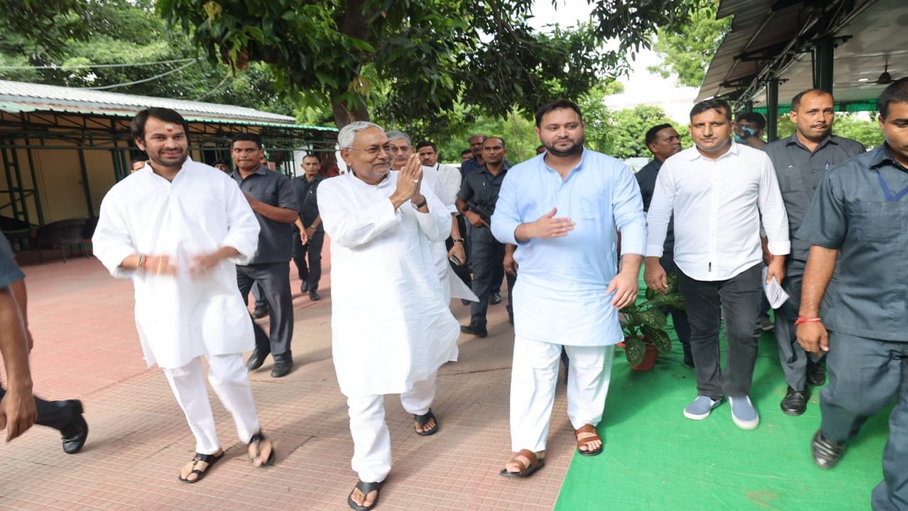 बिहार में बनेगी महागठबंधन की नई सरकार, 2 बजे होगा शपथ ग्रहण समारोह, नीतीश सीएम..तो तेजस्वी बनेंगे डिप्टी CM