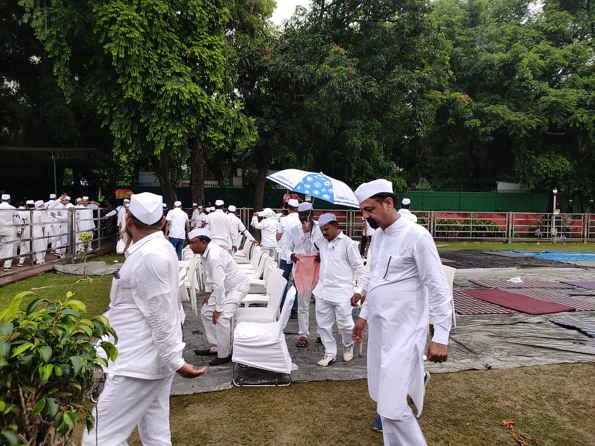 बारिश में डटे कांग्रेस कार्यकर्ताओं ने तानाशाही से लड़ने की खाई कसम, नाटक, गीतों, नारों ने प्रदर्शन में भरा रंग