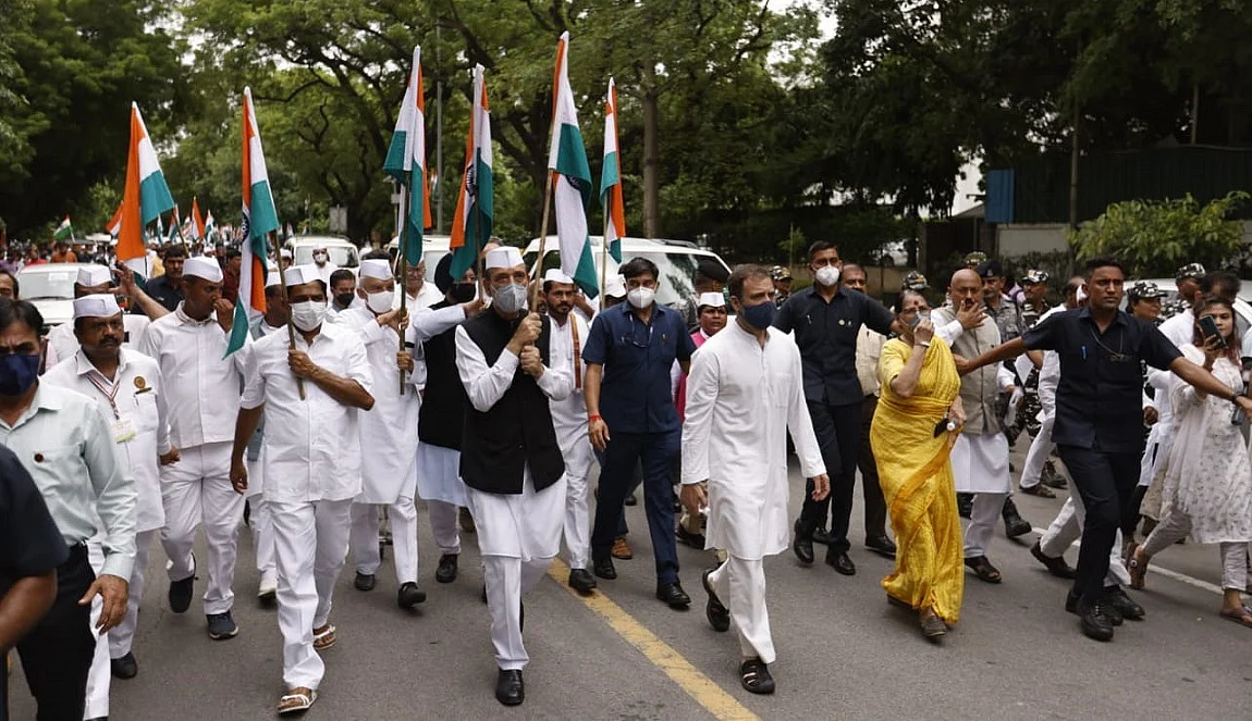 राहुल गांधी के नेतृत्व में कांग्रेस ने निकाली आजादी गौरव यात्रा, बापू को किया नमन, लिया आजादी बचाने का संकल्प