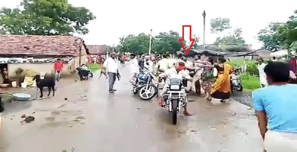 MP के झाबुआ में शर्मसार हुई मानवता! सरेआम आदिवासी महिला को निर्वस्त्र कर पीटा गया, BJP के राज में ये क्या हो रहा?