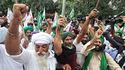 किसानों की महापंचायत: दिल्ली में दाखिल हो रहे किसानों को पुलिस ने हिरासत में लिया, धरने पर बैठे 'अन्नदता'