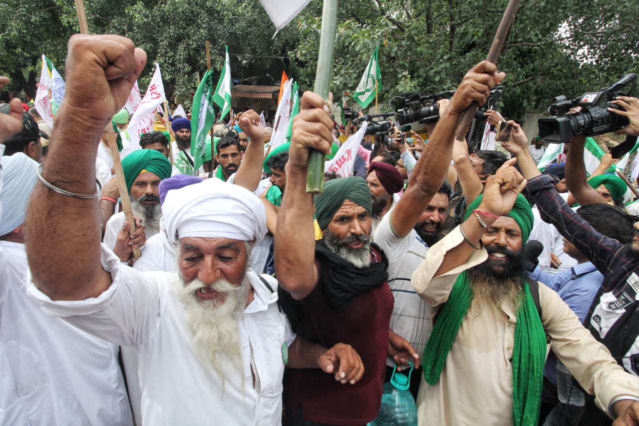 किसानों की महापंचायत: दिल्ली में दाखिल हो रहे किसानों को पुलिस ने हिरासत में लिया, धरने पर बैठे 'अन्नदाता'