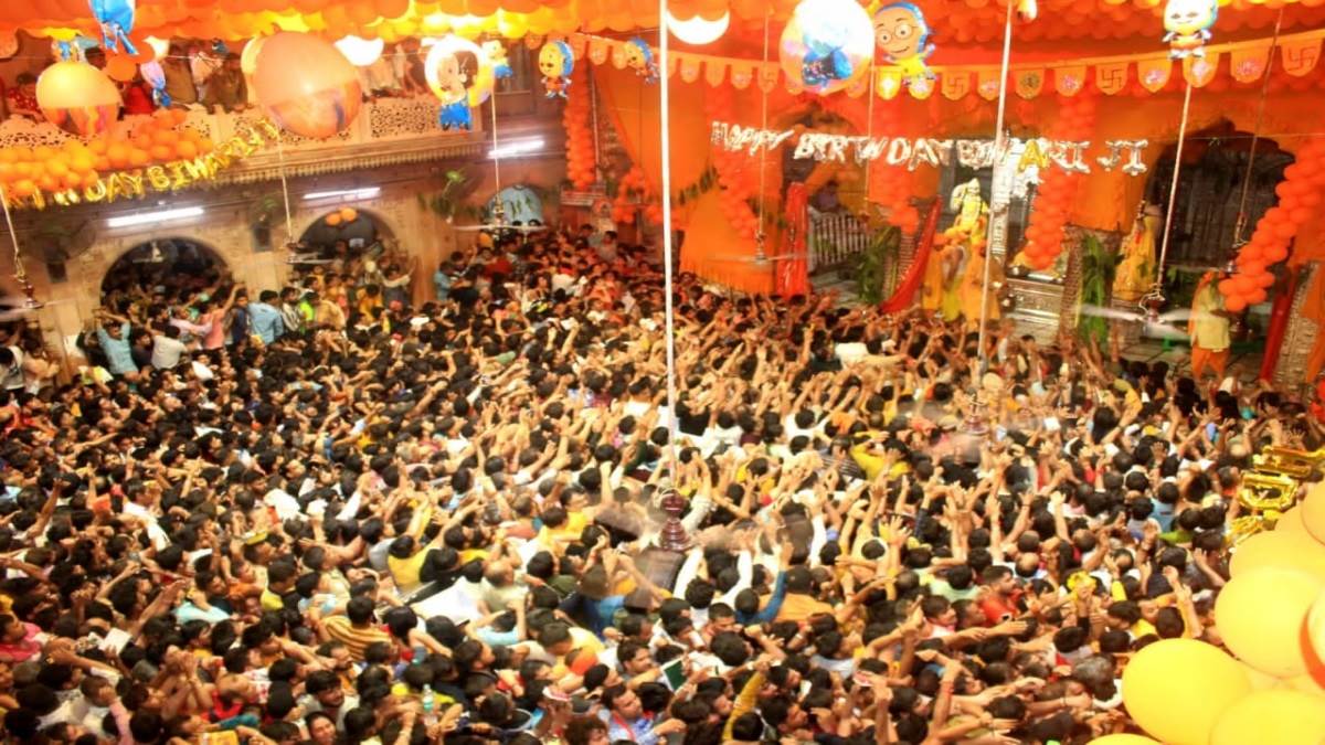 मथुरा: बांके बिहारी मंदिर में मंगला आरती के दौरान भगदड़, दम घुटने से 2 लोगों की मौत, कई घायल