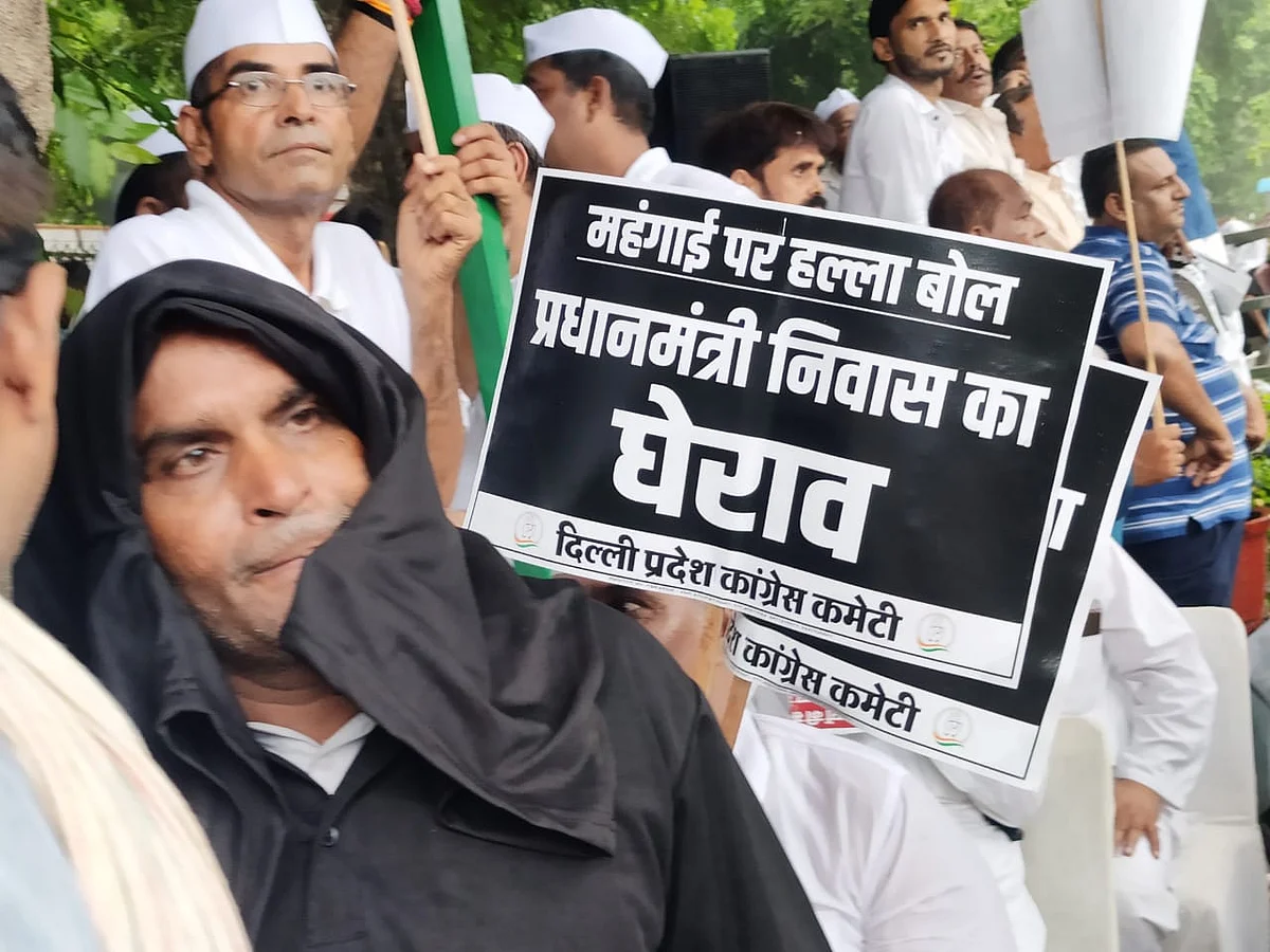 बारिश में डटे कांग्रेस कार्यकर्ताओं ने तानाशाही से लड़ने की खाई कसम, नाटक, गीतों, नारों ने प्रदर्शन में भरा रंग