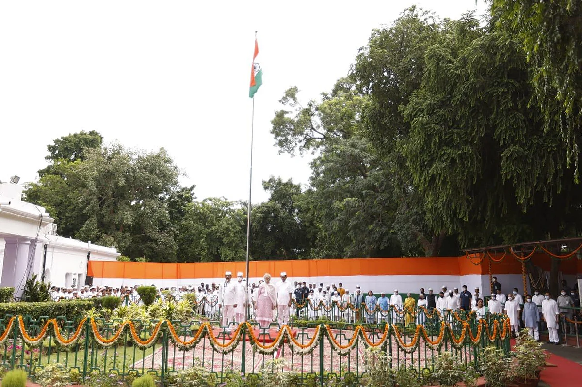 कांग्रेस मुख्यालय में मना आजादी का भव्य जश्न, ध्वजारोहण के बाद राहुल गांधी के नेतृत्व में निकला आजादी गौरव मार्च