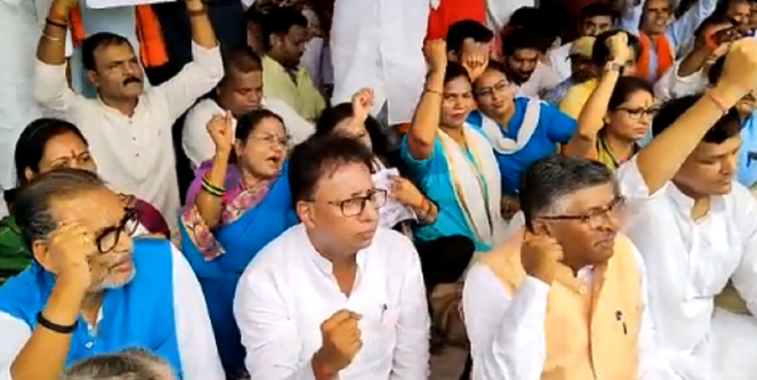 बिहार में नीतीश के झटके से सकते में BJP, पटना कार्यालय में धरने पर बैठे प्रदेश के सभी नेता