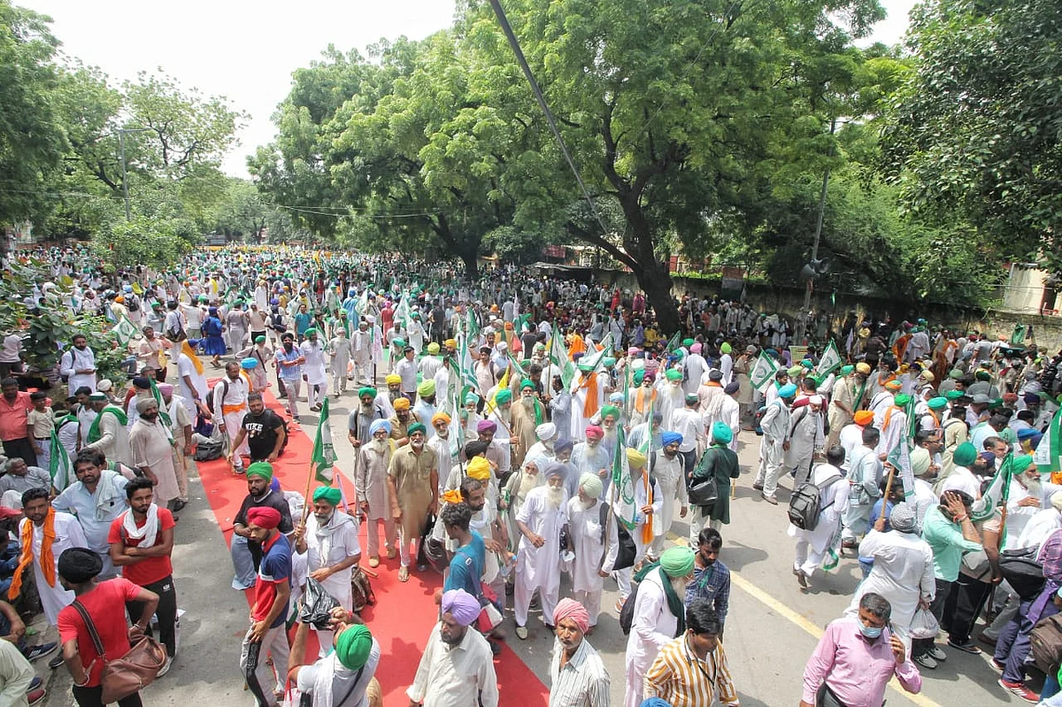 कहीं पुलिस बैरिकेड हटाकर तो कहीं गिराकर जंतर-मंतर पहुंचे हजारों किसान, विशाल महापंचायत शुरू