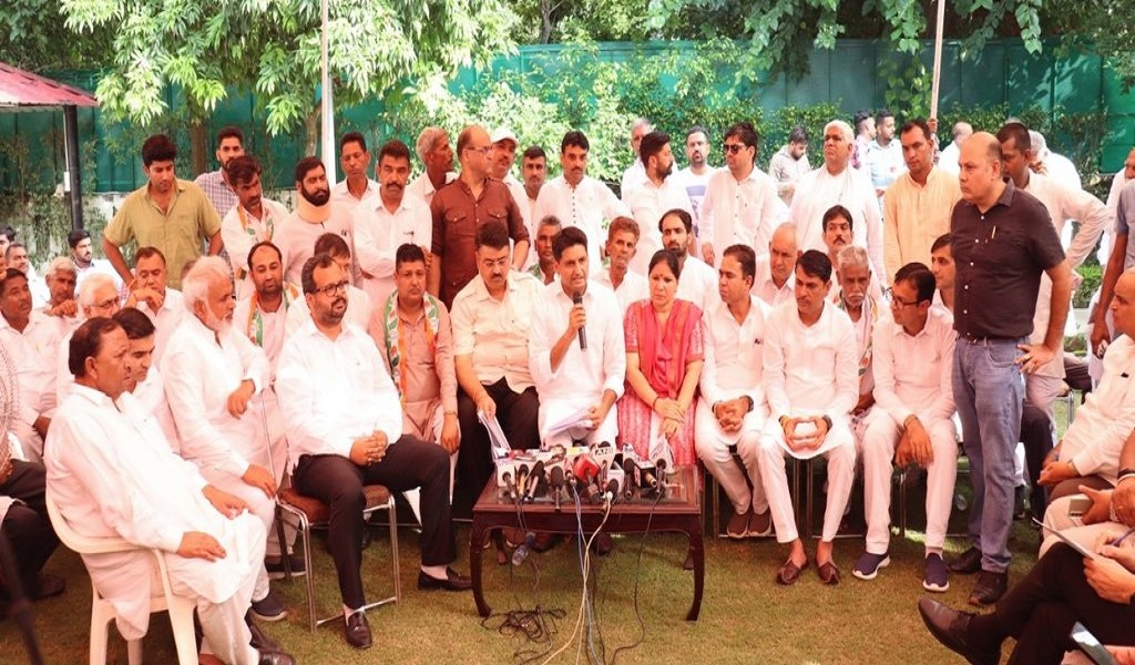 कुलदीप बिश्नोई के आने से हरियाणा BJP में फूट? पूर्व MLA-संघ प्रचारक समेत दर्जनों JJP-बीजेपी नेता कांग्रेस में शामिल