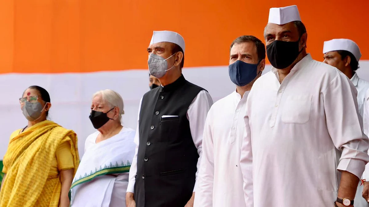 कांग्रेस मुख्यालय में मना आजादी का भव्य जश्न, ध्वजारोहण के बाद राहुल गांधी के नेतृत्व में निकला आजादी गौरव मार्च